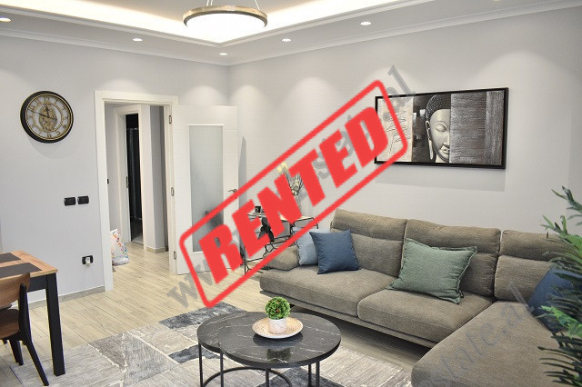 
Apartament 2+1 me qira ne rrugen Kajo Karafili, ne Tirane.
Banesa eshte e pozicionuar ne katin e 